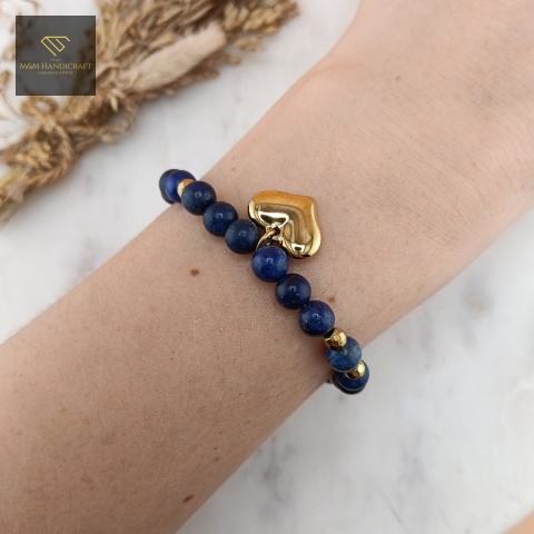 bransoletka-z-kamieni-naturalnych-lapis-lazuli-i-hematyt-zawieszka-serce-stal-chirurgiczna-handmade-na-nadgarstku