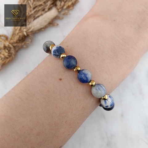 bransoletka-z-kamieni-naturalnych-sodalit-i-hematyt-handmade-na-nadgarstku