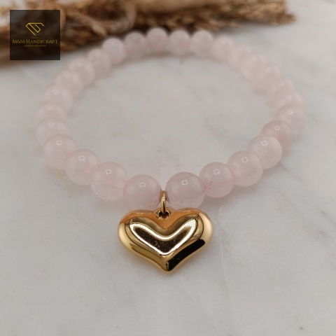 bransoletka-z-kamieni-naturalnych-kwarc-różowy-zawieszka-serce-stal-chirurgiczna-handmade-zbliżenie-na-kamienie