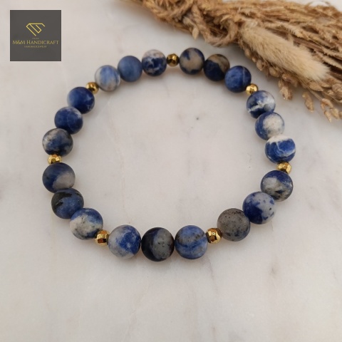 bransoletka-z-kamieni-naturalnych-sodalit-i-hematyt-handmade-zbliżenie-na-kamienie