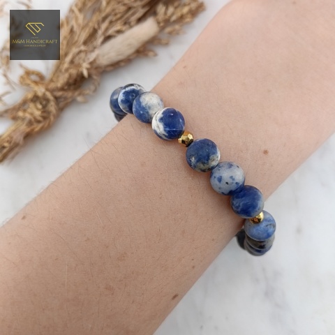 bransoletka-z-kamieni-naturalnych-sodalit-i-hematyt-handmade-na-nadgarstku