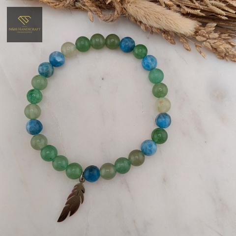 bransoletka-z-kamieni-naturalnych-awenturyn-zielony-i-apatyt-zawieszka-piórko-stal-chirurgiczna-handmade