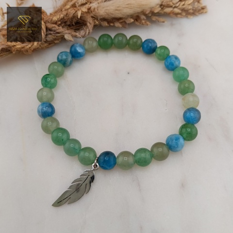 bransoletka-z-kamieni-naturalnych-awenturyn-zielony-i-apatyt-zawieszka-piórko-stal-chirurgiczna-handmade-zbliżenie-na-kamienie
