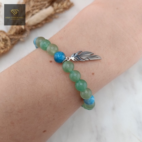 bransoletka-z-kamieni-naturalnych-awenturyn-zielony-i-apatyt-zawieszka-piórko-stal-chirurgiczna-handmade-na-nadgarstku