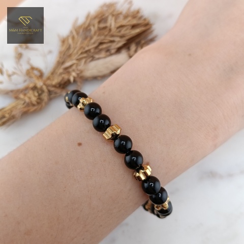 bransoletka-z-kamieni-naturalnych-onyks-i-hematyt-kwiatek-handmade-na-nadgarstku