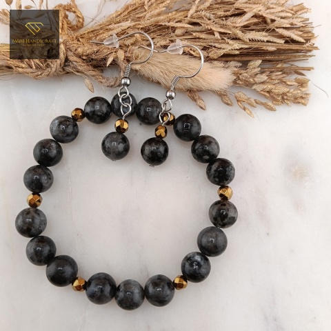 zestaw-biżuterii-z-kamieni-naturalnych-labradoryt-i-hematyt-handmade-zbliżenie-na-kamienie