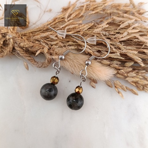 kolczyki-z-kamieni-naturalnych-hematyt-i-labradoryt-bigle-stal-chirurgiczna-handmade-rzut-z-góry