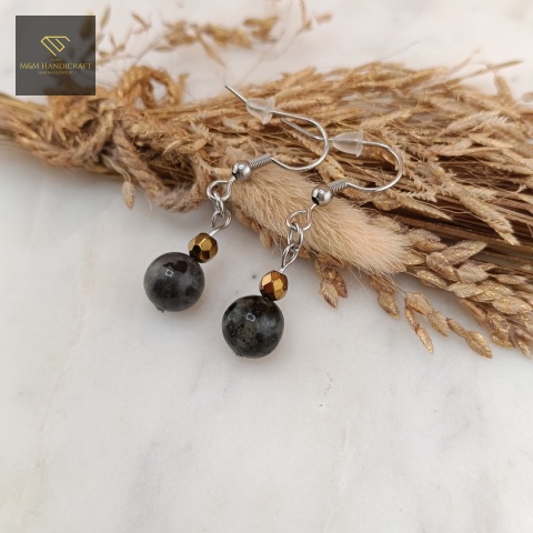 kolczyki-z-kamieni-naturalnych-hematyt-i-labradoryt-bigle-stal-chirurgiczna-handmade-zbliżenie