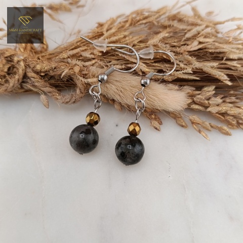 kolczyki-z-kamieni-naturalnych-hematyt-i-labradoryt-bigle-stal-chirurgiczna-handmade-zbliżenie-na-kamienie