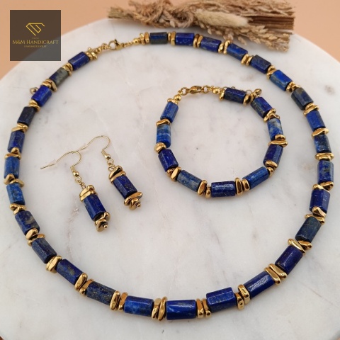 zestaw-biżuterii-z-kolczykami-z-kamieni-naturalnych-lapis-lazuli-hematyt-handmade-zbliżenie-na-kamienie