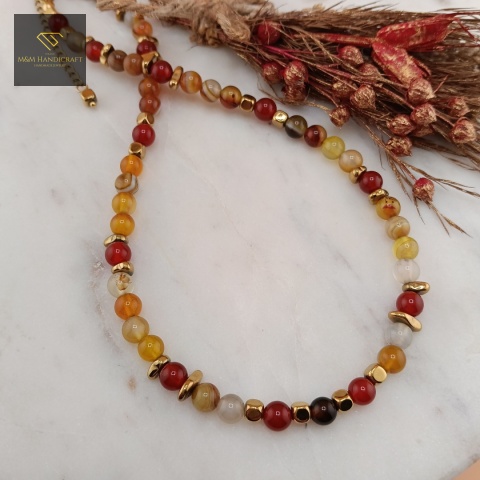 naszyjnik-Jesienny-Las-z-kamieni-naturalnych-agat-bursztynowy-agat-karneol-hematyt-handmade-zbliżenie-na-kamienie