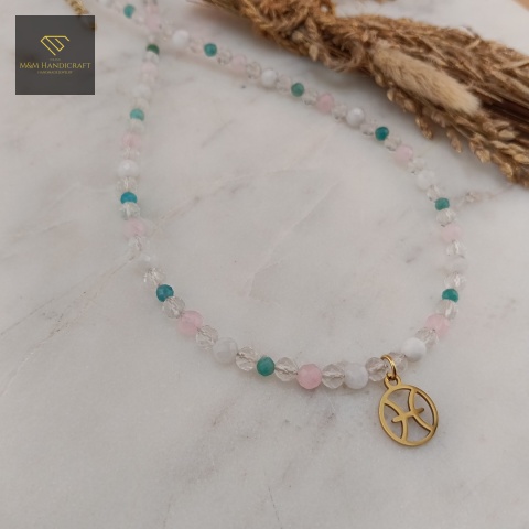 naszyjnik-dla-Ryb-z-kamieni-naturalnych-kamień-księżycowy-kwarc-różowy-kryształ-górski-amazonit-handmade-zbliżenie-na-zawieszkę