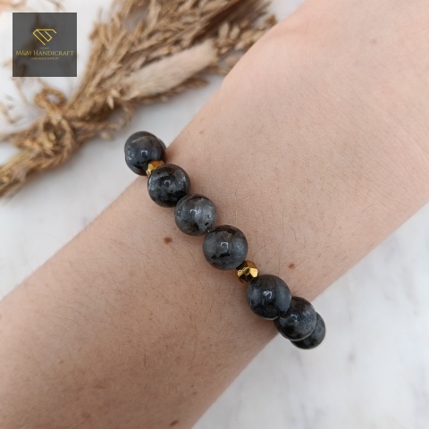 bransoletka-z-kamieni-naturalnych-labradoryt-handmade-na-nadgarstku