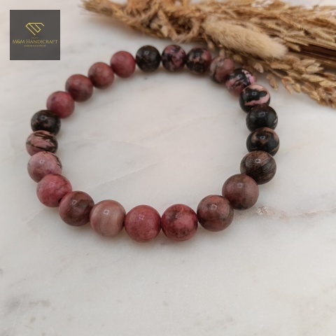 bransoletka-z-kamieni-naturalnych-rodonit-handmade-zbliżenie-na-kamienie
