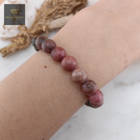 bransoletka-z-kamieni-naturalnych-rodonit-handmade-na-nadgarstku