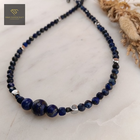 naszyjnik-Tajemnica-Nieboskłonu-z-kamieni-naturalnych-lapis-lazuli-hematyt-handmade-zbliżenie-na-kamienie