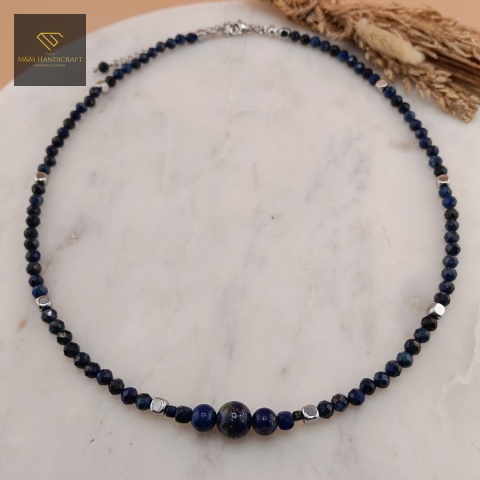 naszyjnik-Tajemnica-Nieboskłonu-z-kamieni-naturalnych-lapis-lazuli-hematyt-handmade-zbliżenie