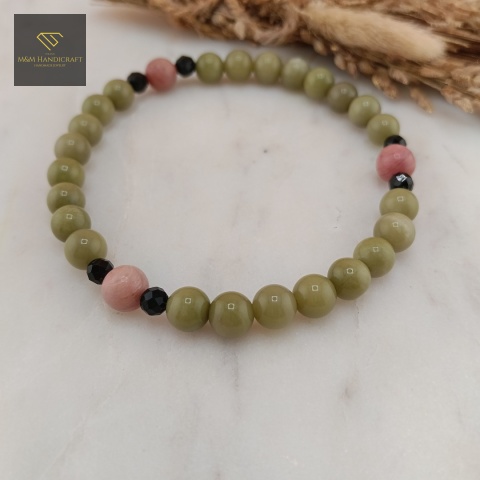 bransoletka-z-kamieni-naturalnych-jaspis-matcha-rodonit-i-turmalin-handmade-zbliżenie-na-kamienie