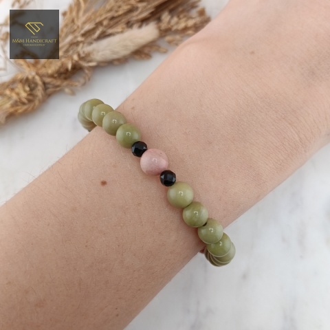 bransoletka-z-kamieni-naturalnych-jaspis-matcha-rodonit-i-turmalin-handmade-na-nadgarstku