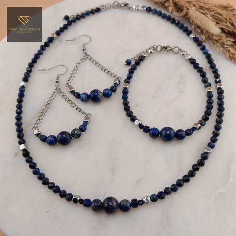 zestaw-biżuterii-z-kolczykami-Tajemnica-Nieboskłonu-z-kamieni-naturalnych-lapis-lazuli-hematyt-handmade-zbliżenie