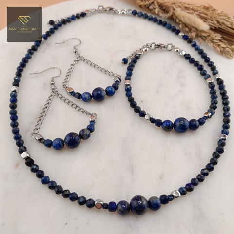 zestaw-biżuterii-z-kolczykami-Tajemnica-Nieboskłonu-z-kamieni-naturalnych-lapis-lazuli-hematyt-handmade-zbliżenie-na-kamienie