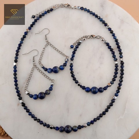 zestaw-biżuterii-z-kolczykami-Tajemnica-Nieboskłonu-z-kamieni-naturalnych-lapis-lazuli-hematyt-handmade-rzut-z-góry